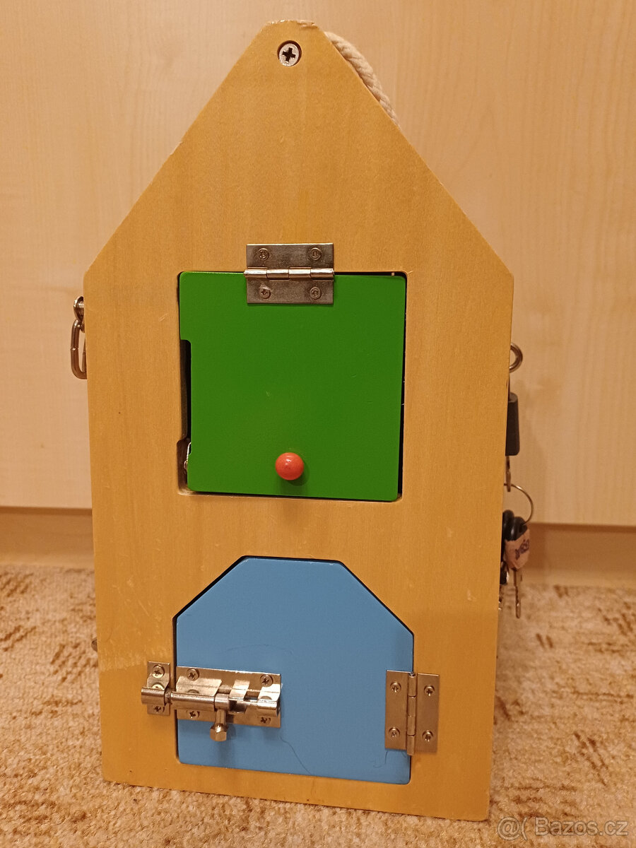 Montessori dřevěný domeček se zámky (small foot) - 7