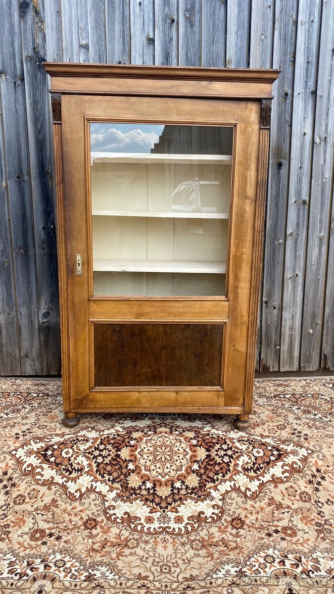 Masivní vitrína - 7