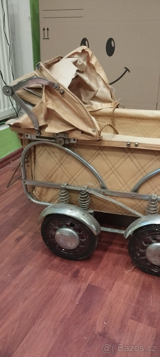 Stará panenka, medvěd (bručí), kočárek pro panenky + oblečky - 7