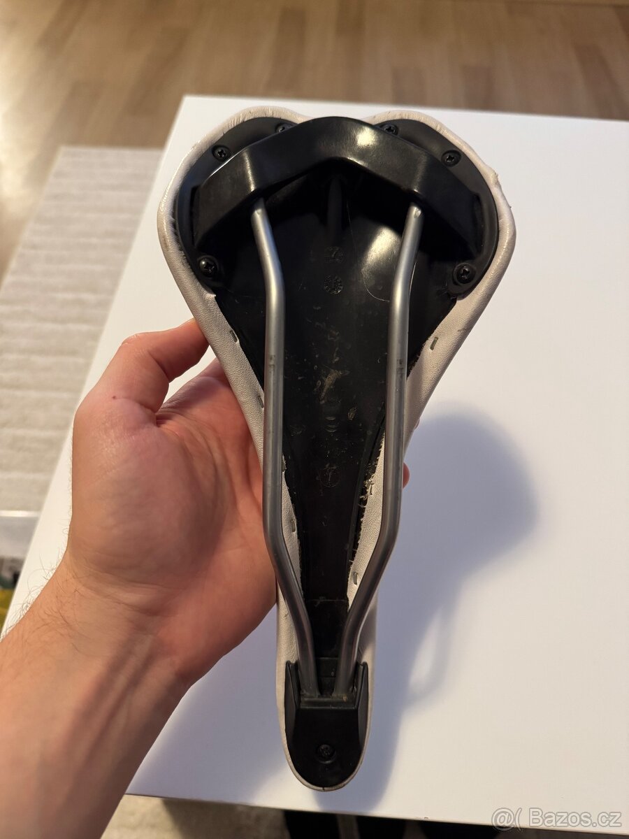 Silnicni sedlo bile no name - 7