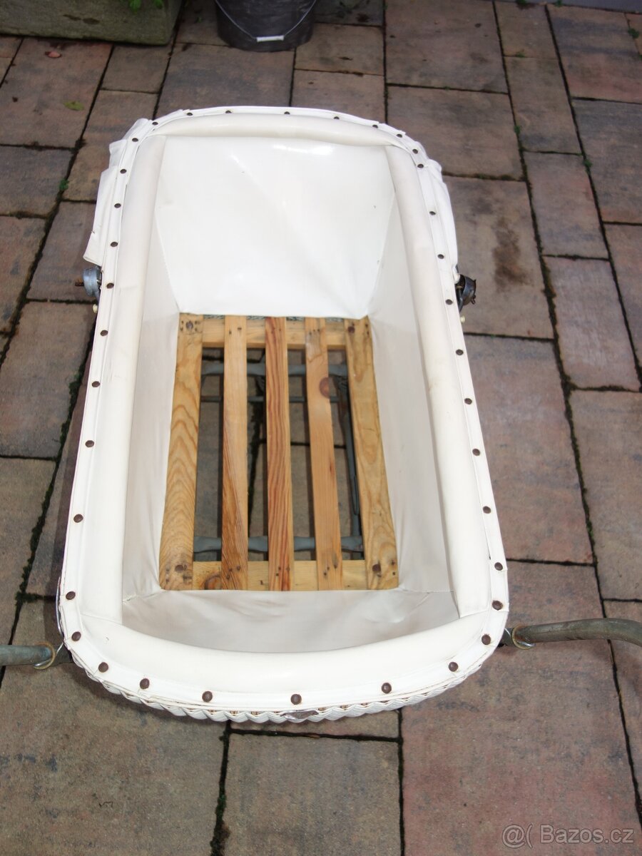 Starý kočárek proutěný /bužírkový/, velký na děcka - 7