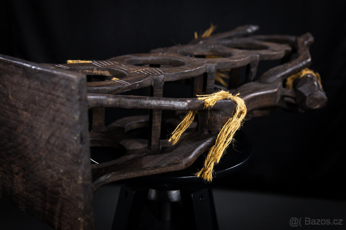 Rucne vyrezavany stojan na vino z dreva Suar (Indonezia) - 7