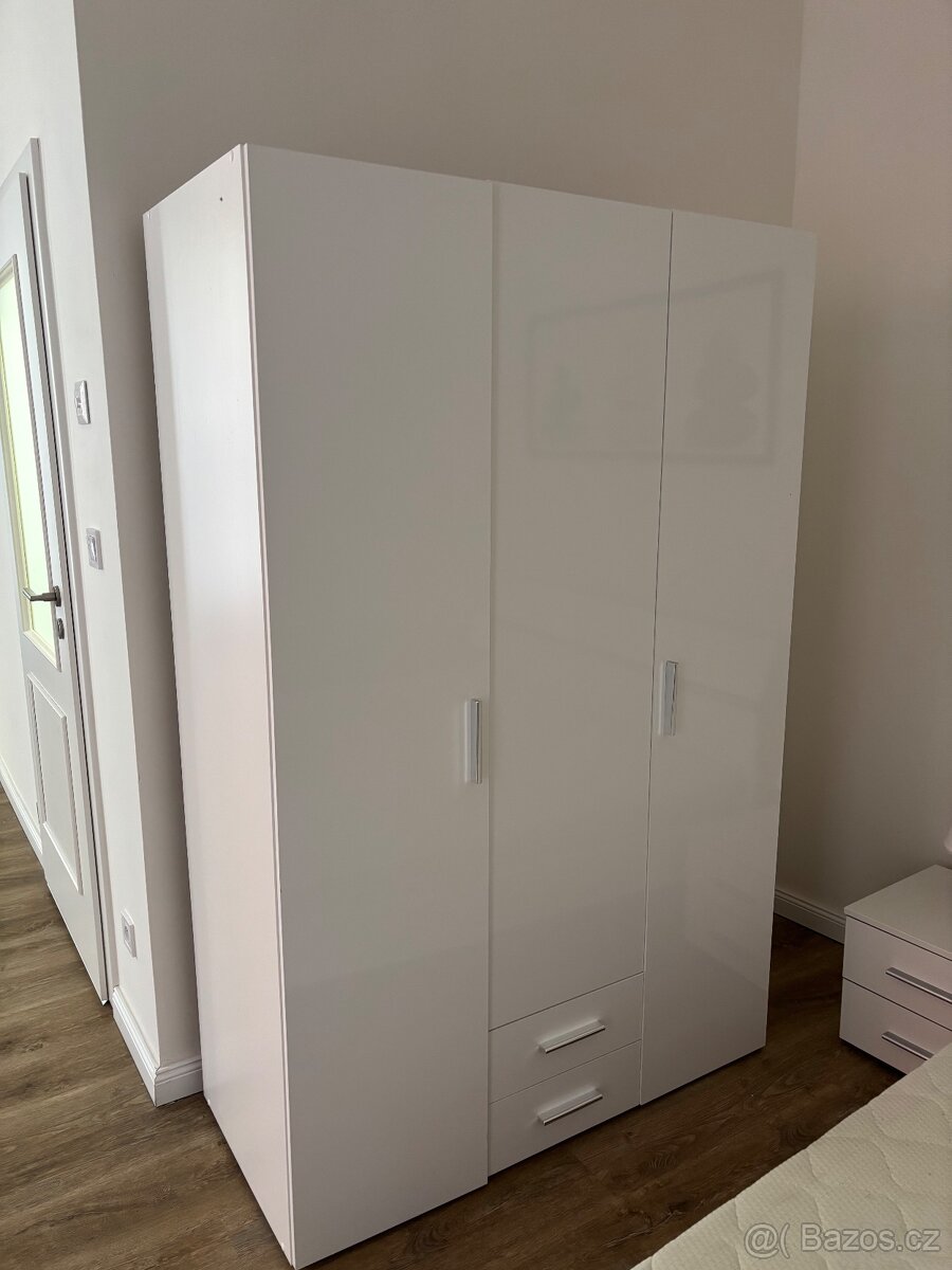 Krásná bílá postel s nočními stolky - 7