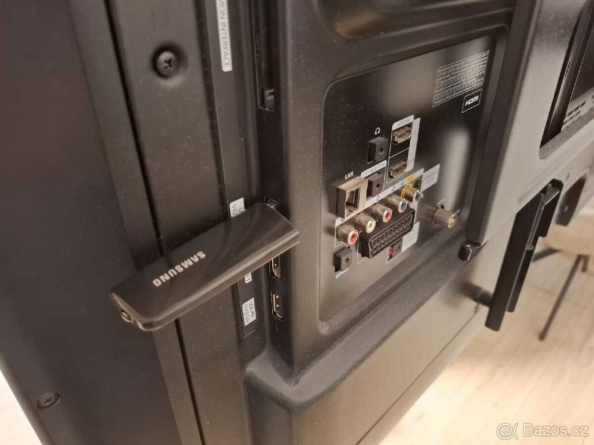 Samsung 50" smart TV - 7