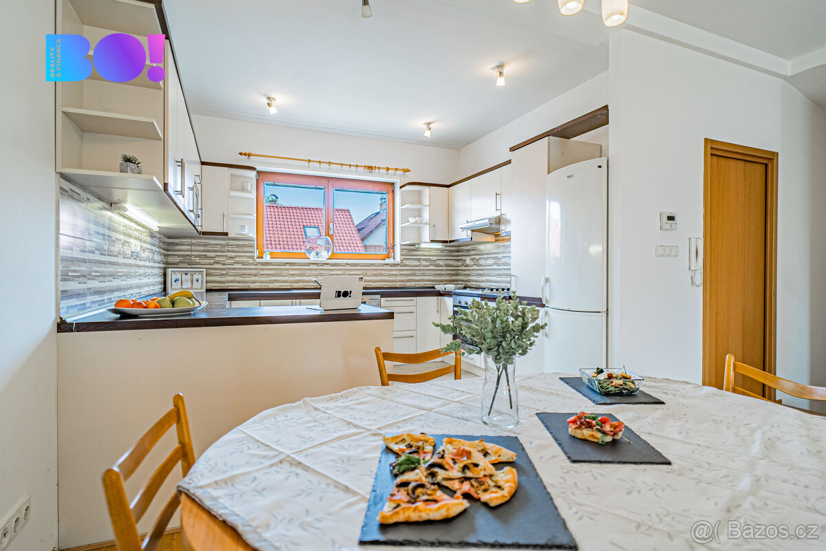 Prodej řadového rodinného domu 5+kk se zahradou a dvougaráží - 7