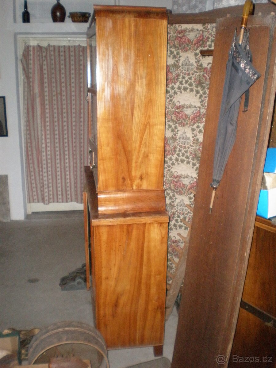pěkná komoda s prosklenou nástavbou - 7