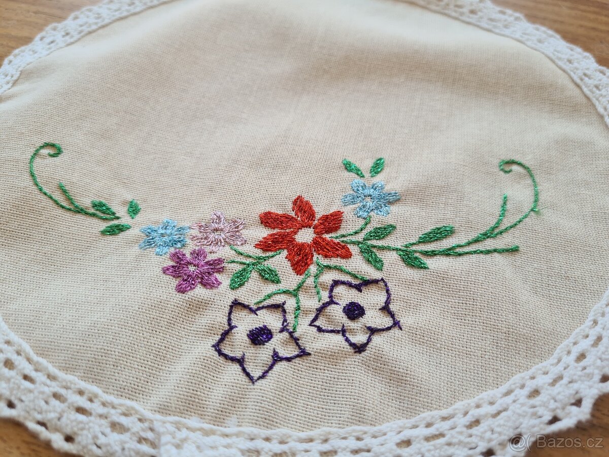 Vyšívané ubrusy, prostírání - 7