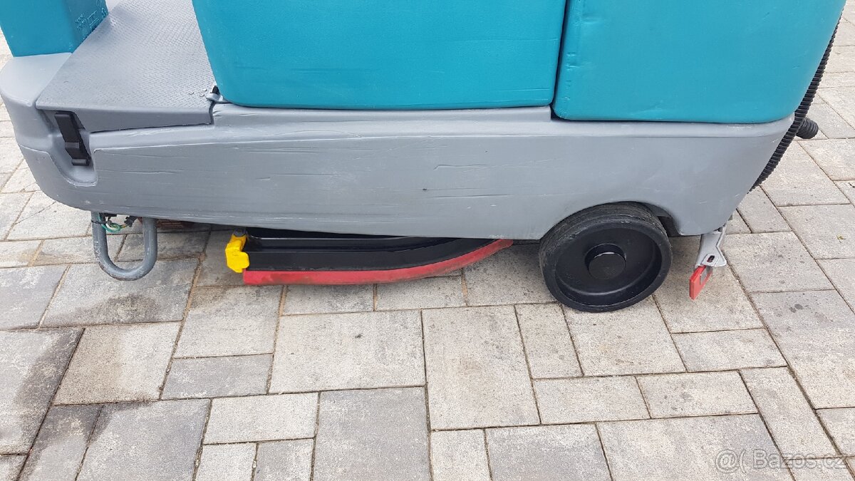 Podlahový mycí stroj Tennant T7+ - 7