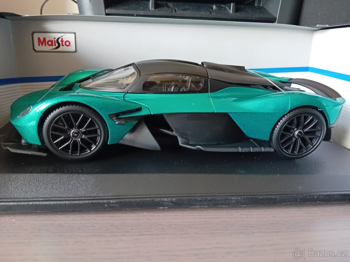 Aston Martin Valkyrie a Ford F150 Pick-Up 1:18 Maisto - 7