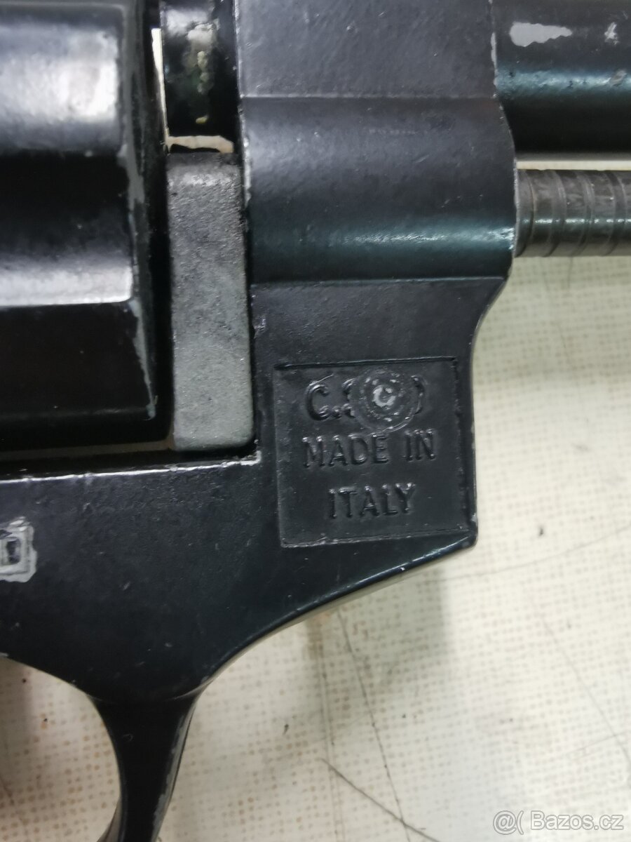 Plynová pistole, nože, divadelní kukátka. - 7