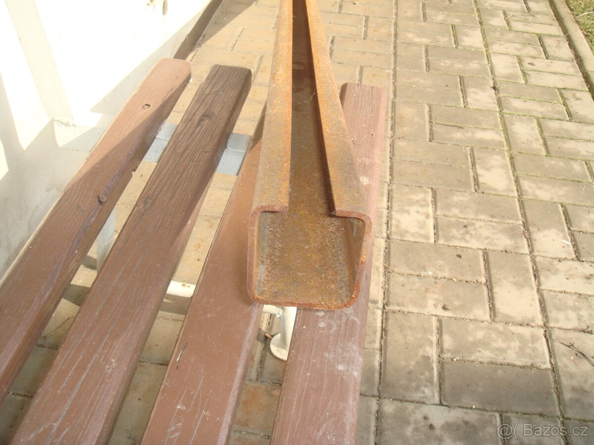 Plotové sloupky,zbytky oplocení. - 7