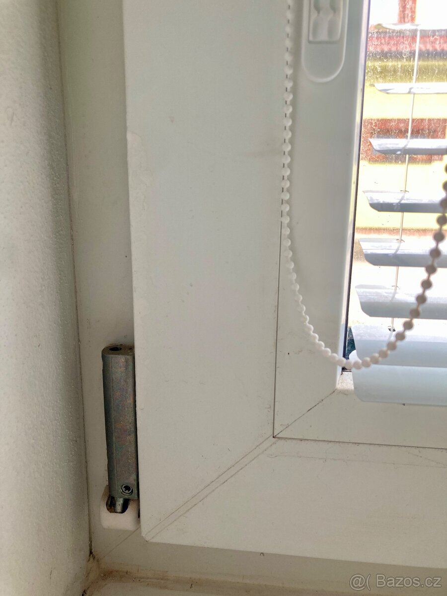 Dvě plastová okna, trojskla - 7