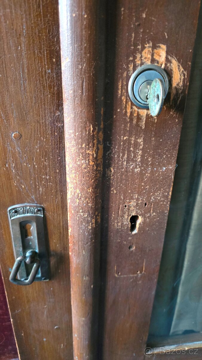 Stará skříň/knihovna uzamykatelnán - 1. republika - 7