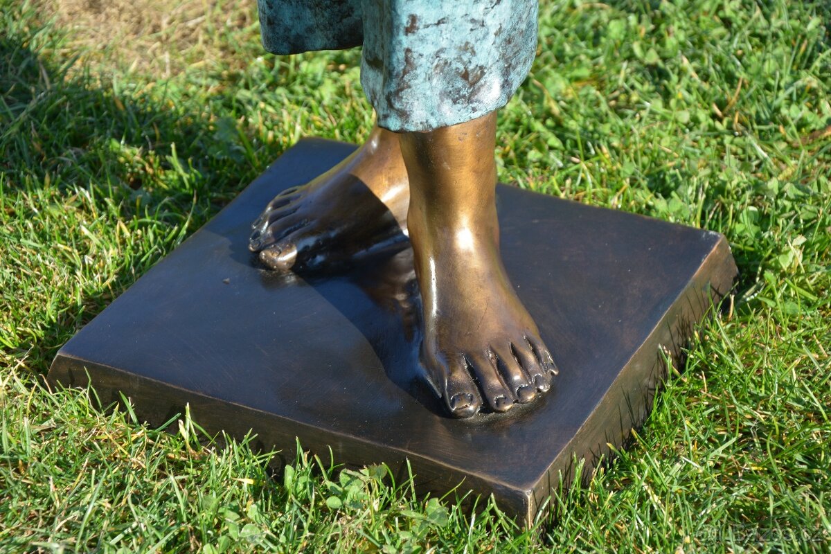 Bronzová socha-Dívka s jablky-kolorovaná-UNIKÁT - 7