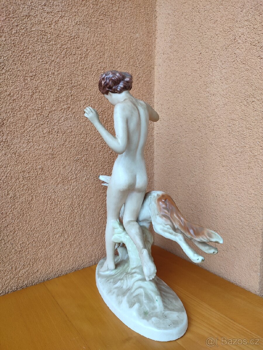 PRVOREPUBLIKOVÁ SOCHA, SLEČNA S CHRTEM. - 7