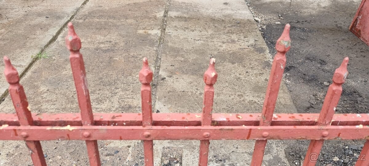 Brána s brankou a železný plot - 7