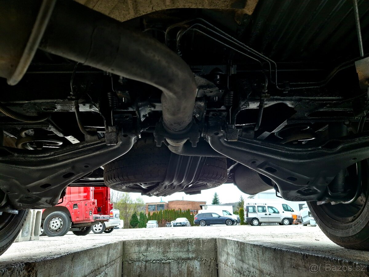 VW Transporter 2.5 TDi 5.míst - 7