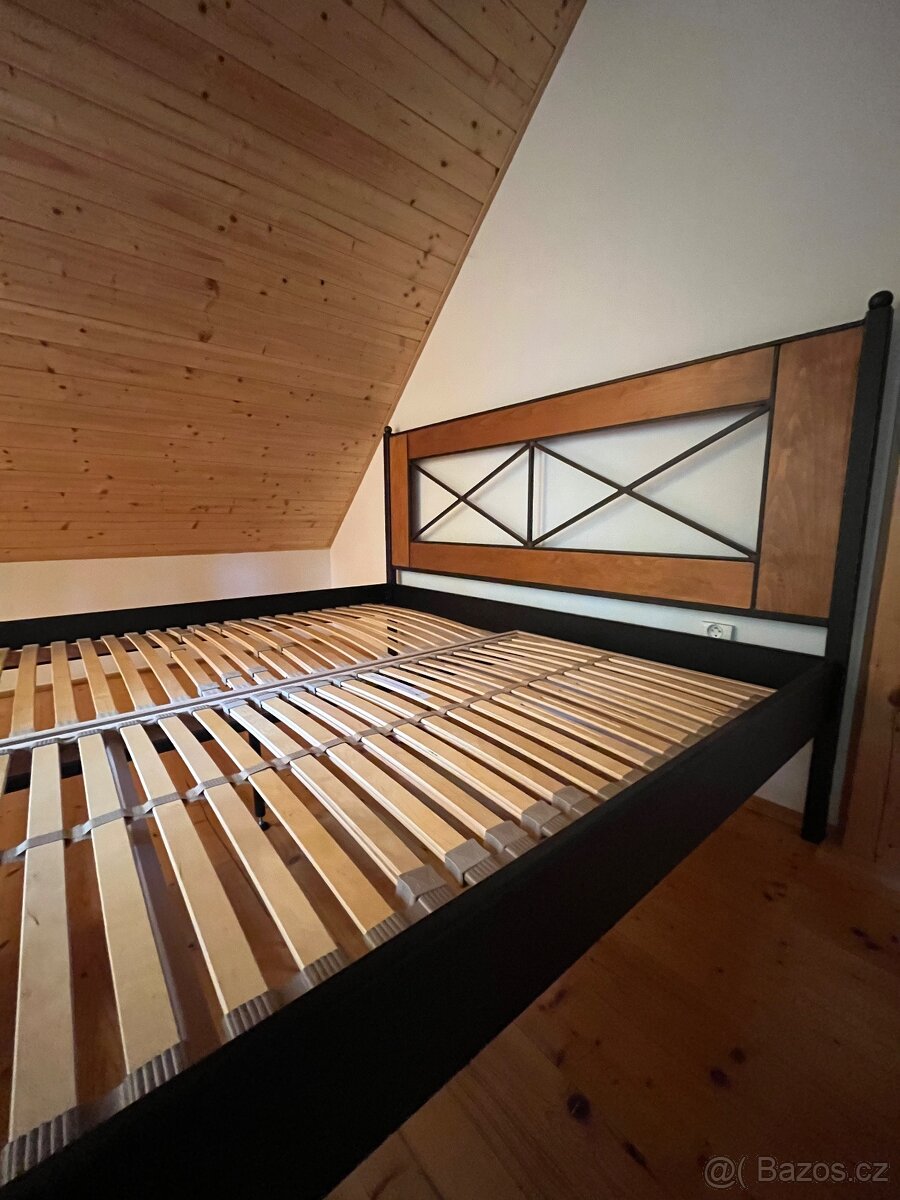 Kovaná postel s doplňky - 7