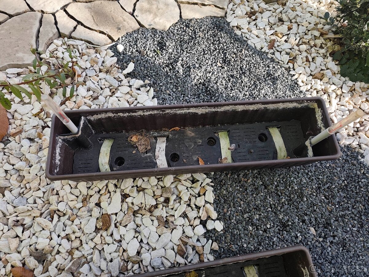 Velký truhlík na parapet 79x20x20cm hnědý květináč samozavla - 7