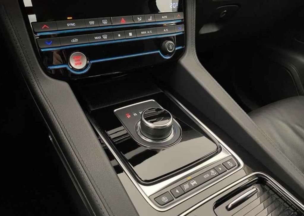 Prodám Jaguar F-Pace 20d AWD PRESTIGE - 7