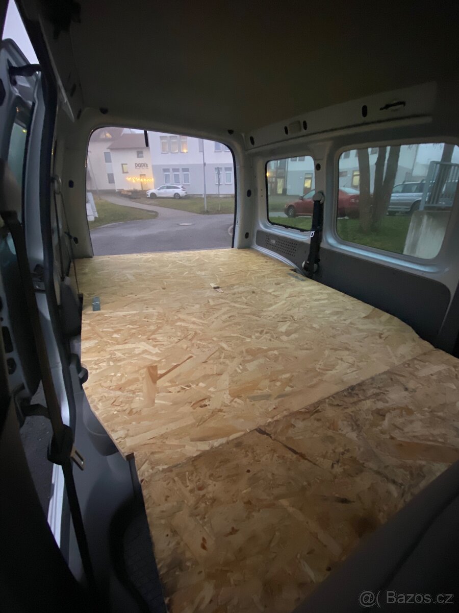 VW Caddy 1.4 benzín se spací vestavbou - 7