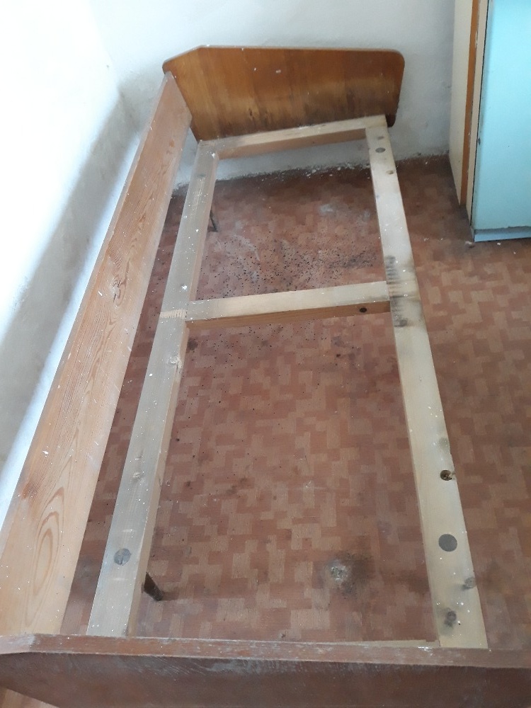 Drevene postele 200 x 90 a dalsi nabytek - 7