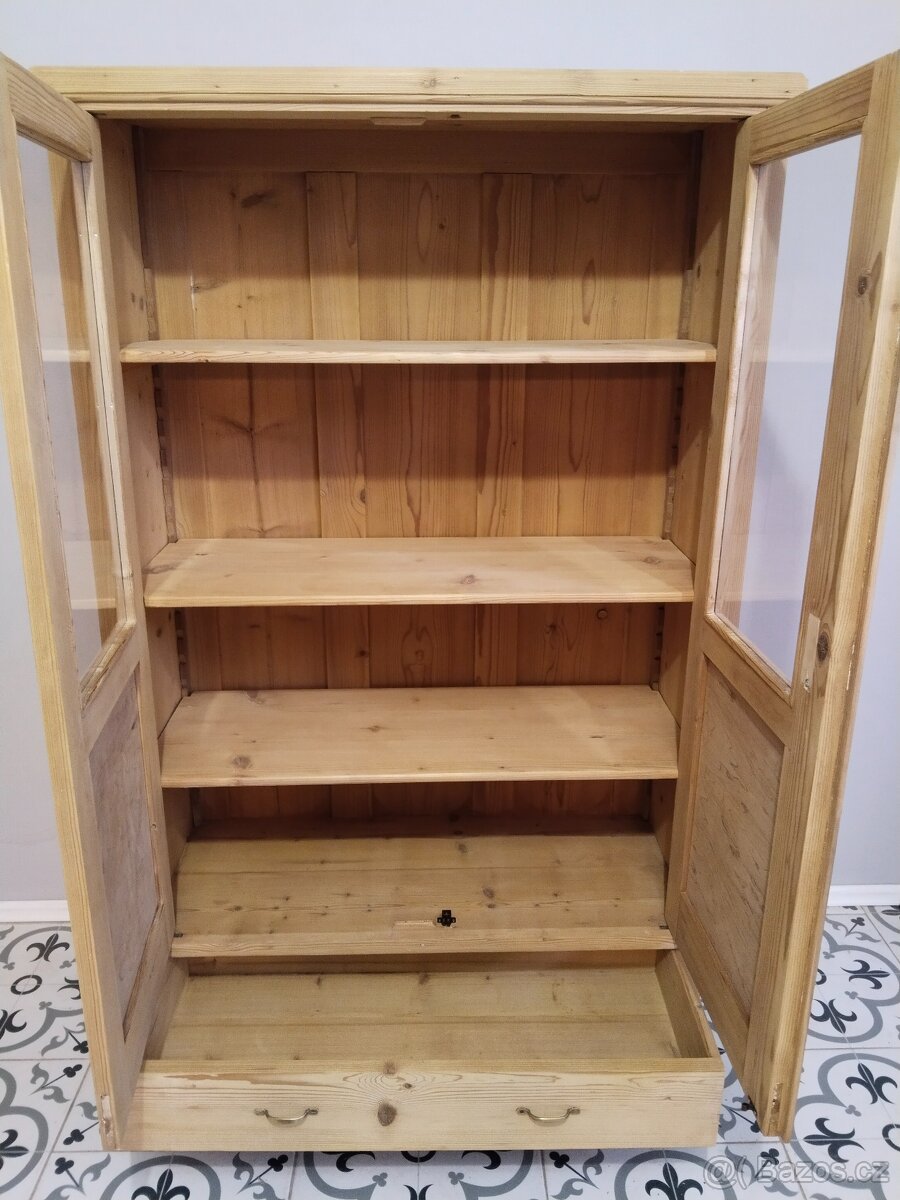 Stará skříň, skříňka, knihovna po renovaci - 7