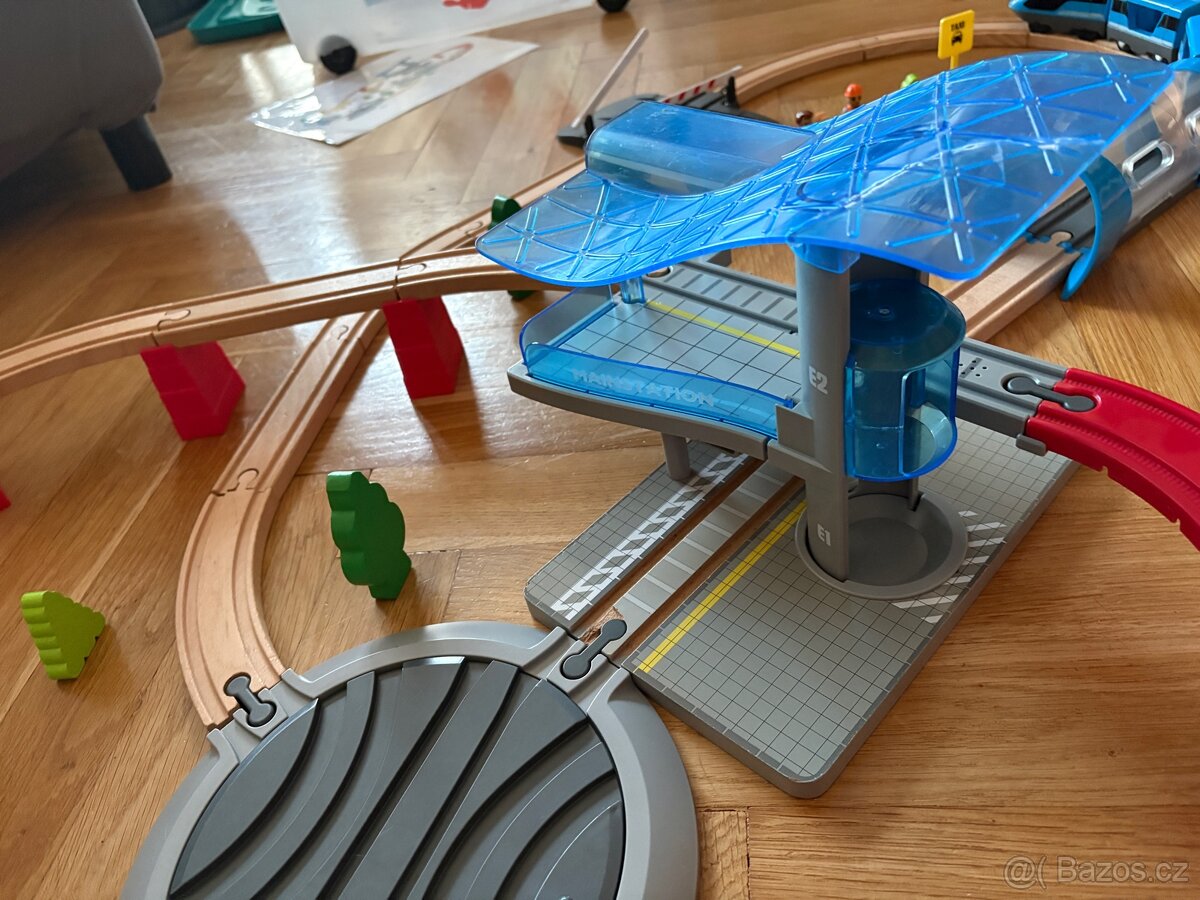 Dreveny vláček s patrovou stanici a sviticim tunelem - 7