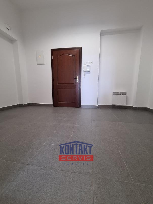 Pronájem bytu 3+1 přímo na náměstí Přemysla Otakara II, v Če - 7