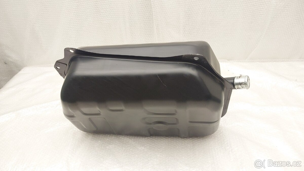 Suzuki Samurai – Nádrž paliva - 7