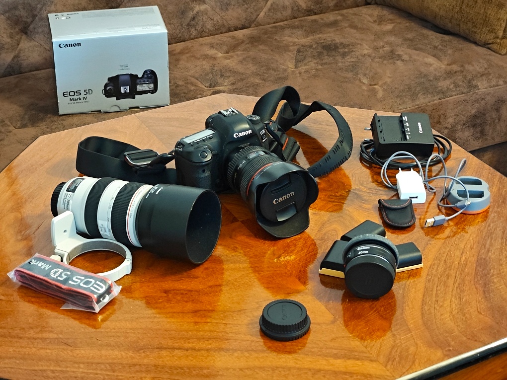 Canon 5D Mark IV s objektivy a příslušenstvím - 7