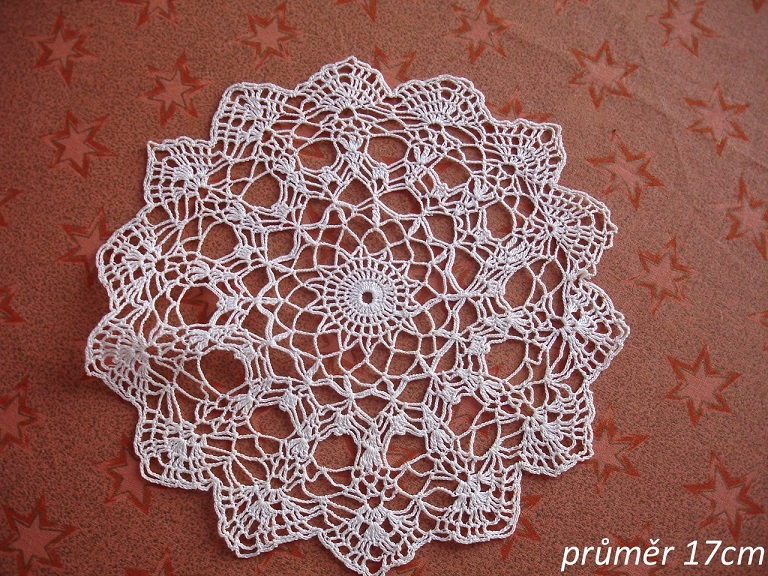 Prodám ručně vyšívané a háčkované dečky - 7