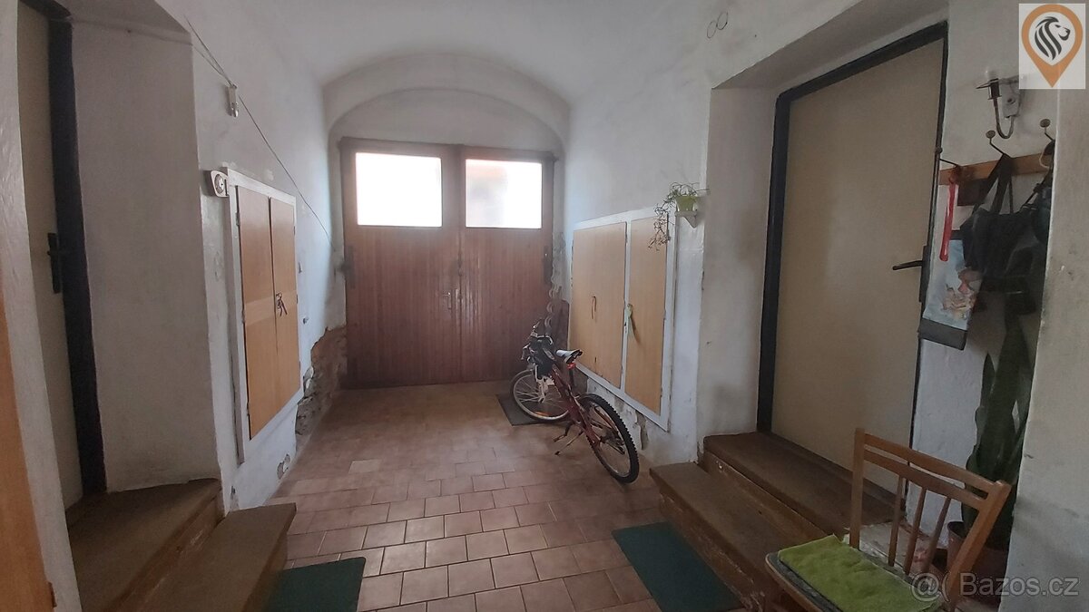 Rodinný dům se stodolou a uzavřeným dvorem a zahradou, Poběž - 7