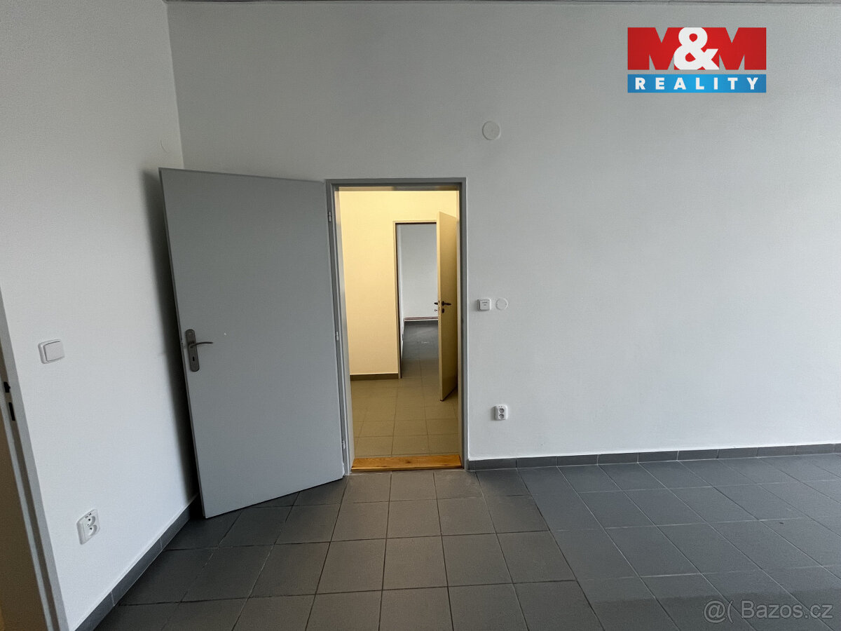 Pronájem kancelářského prostoru,61m², Třinec, ul.nám.Svobody - 7