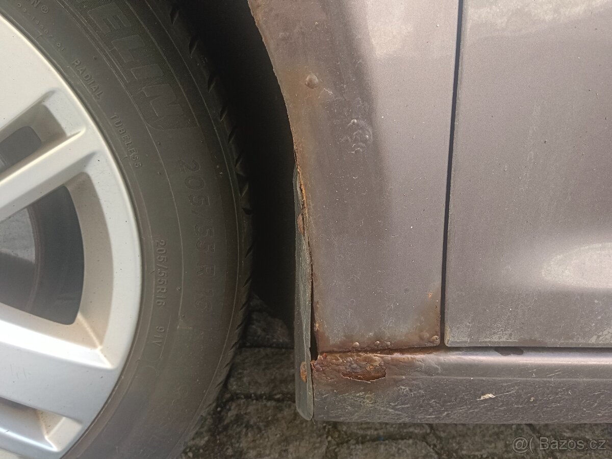 Prodám Vw Touran 1.2tsi 77kw - 7