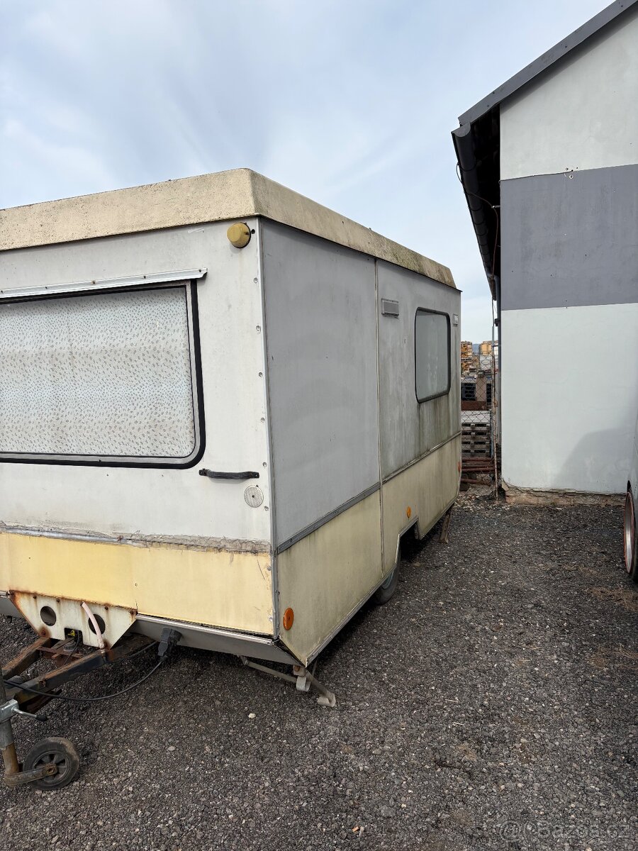 Retro karavan s papíry – renovovaný interiér - 7