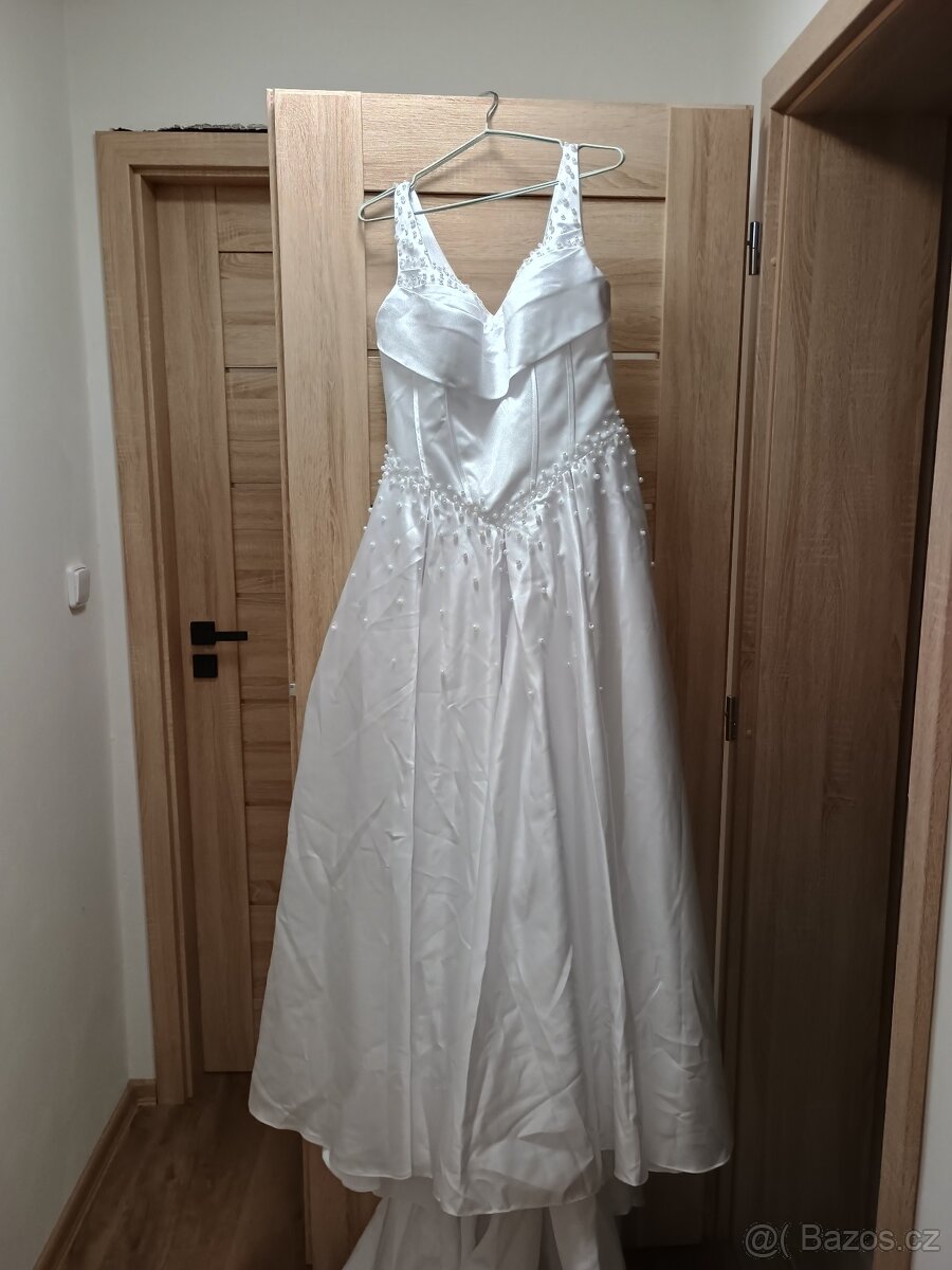 Krásné svatební šaty s perlami - 7