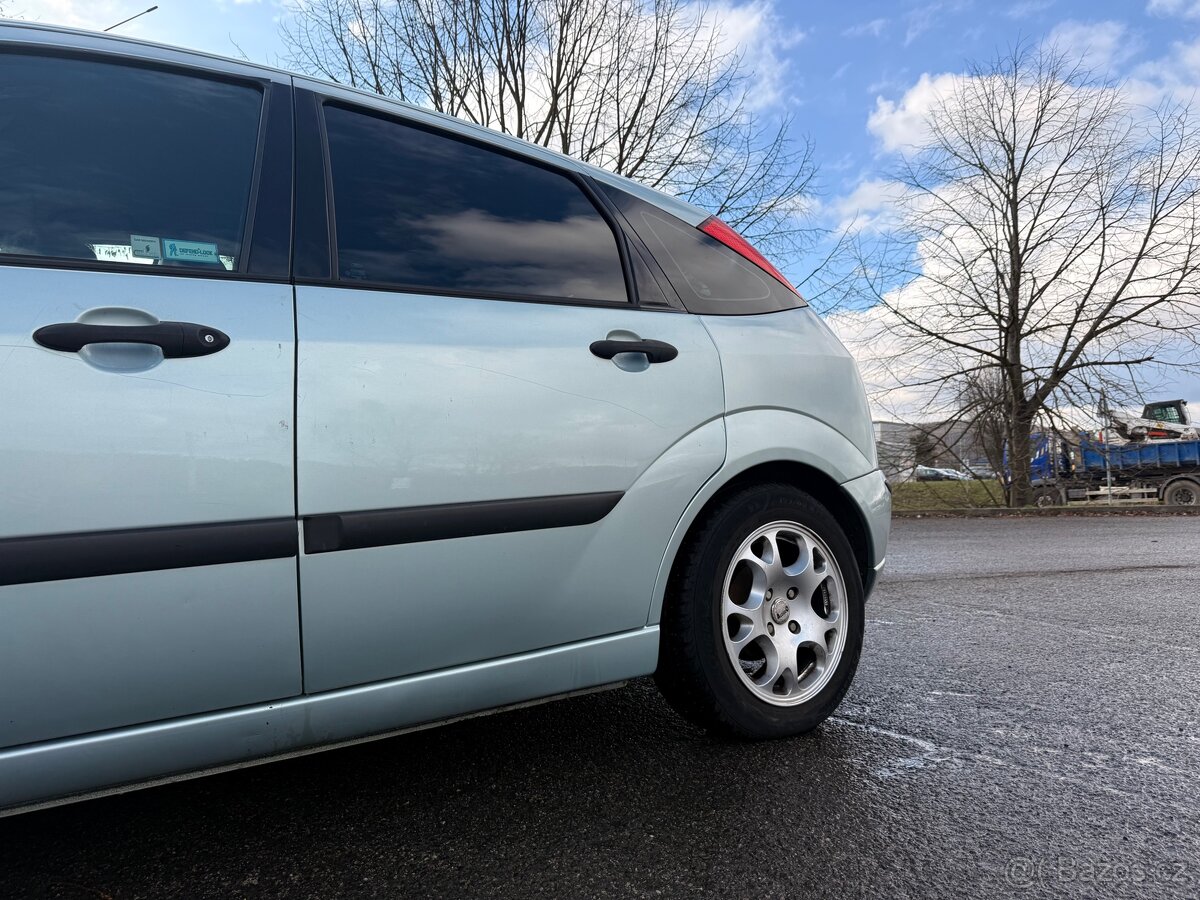 Ford Focus r. 2004 - 7