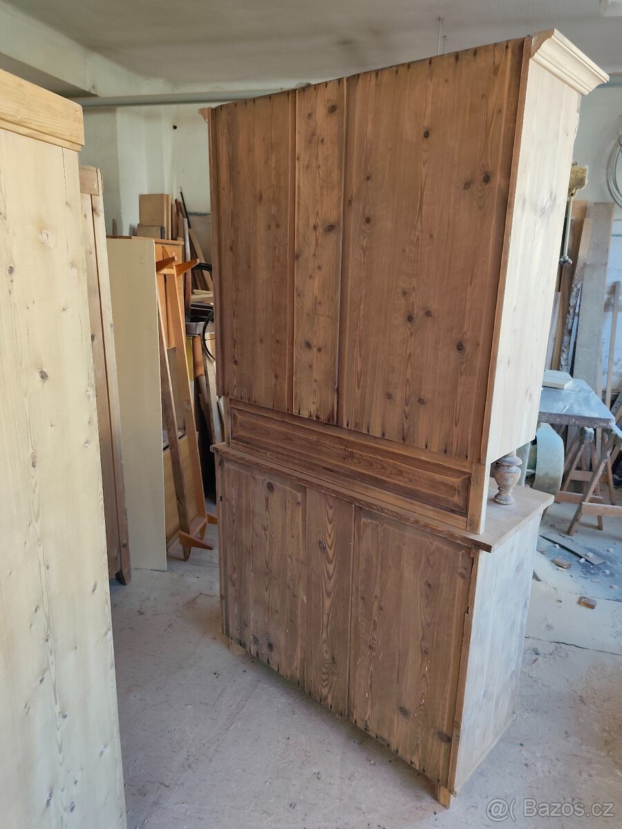 STARÝ SLOUPKOVÝ KREDENC - 7