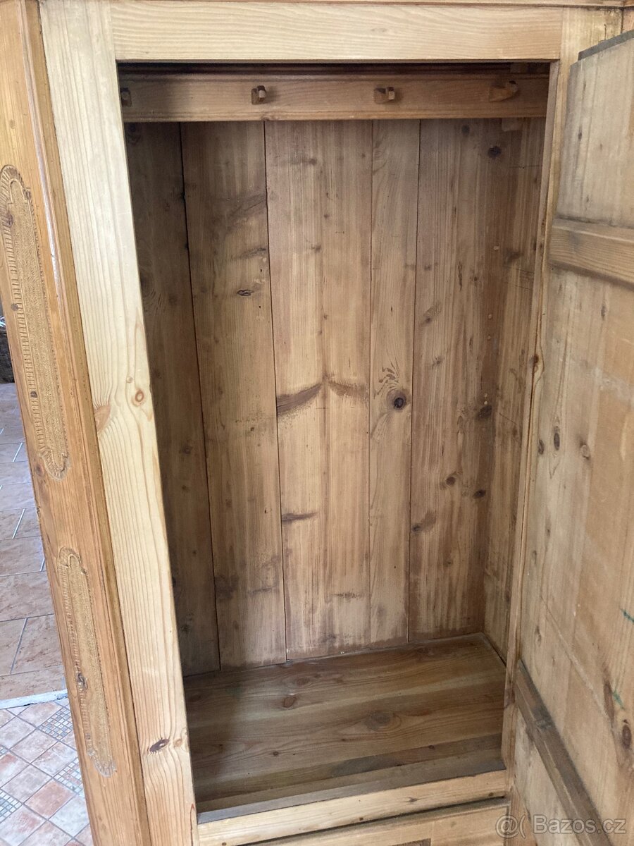 Prodám starožitnou vyřezávanou skříň z roku 1876 - 7