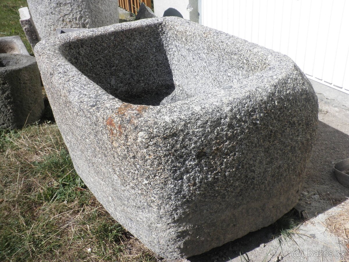 stará kamenná žulová stírka kaménka napaječka koryto - 7