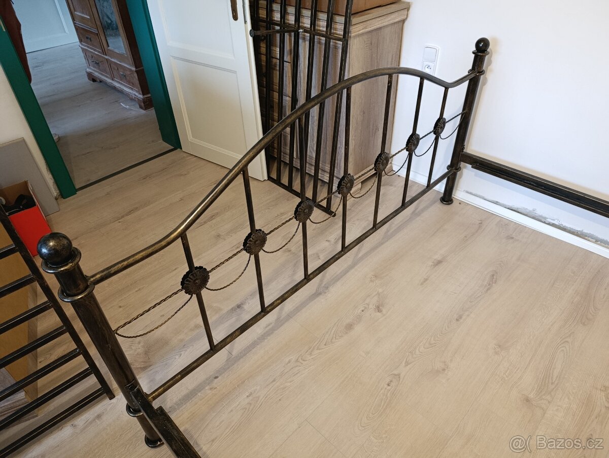 Kovová ručně zdobená manželská postel 180x200 - 7