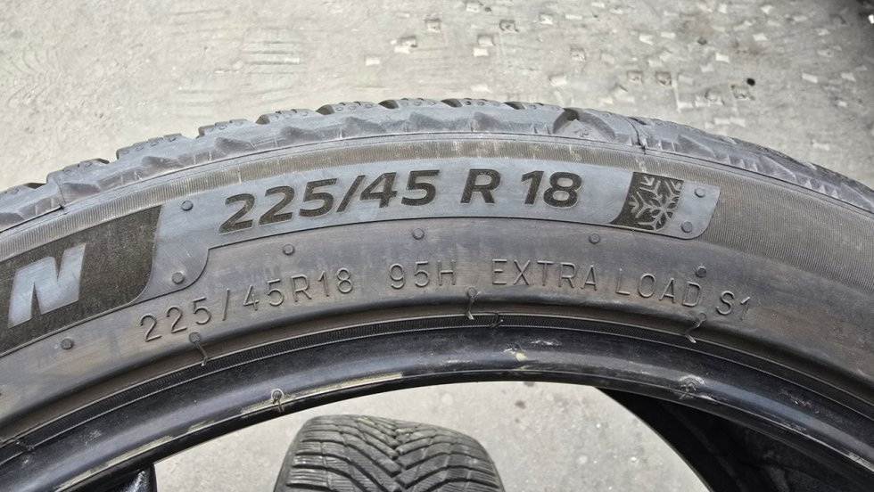 Zimní pneu 225/45/18 Michelin - 7