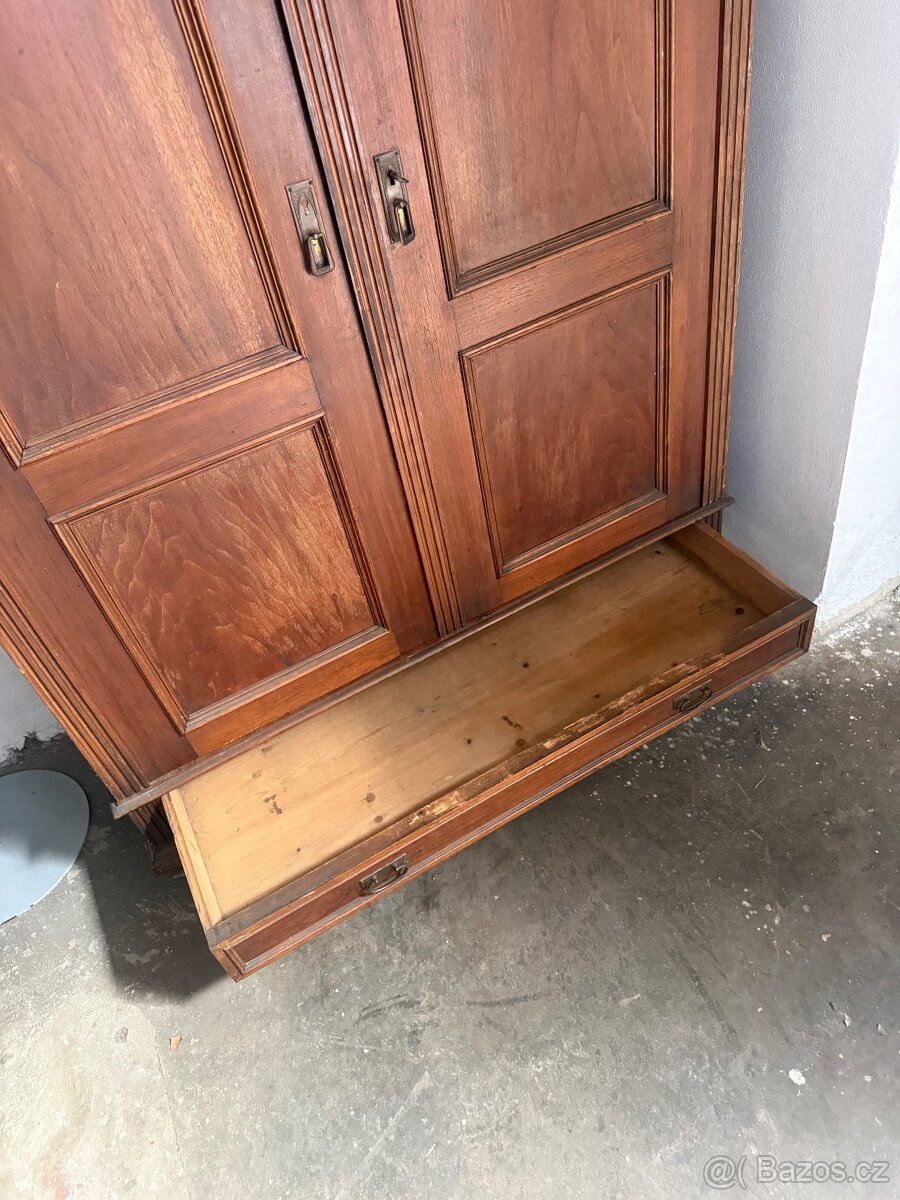 Starožitná skříň nábytek - 7