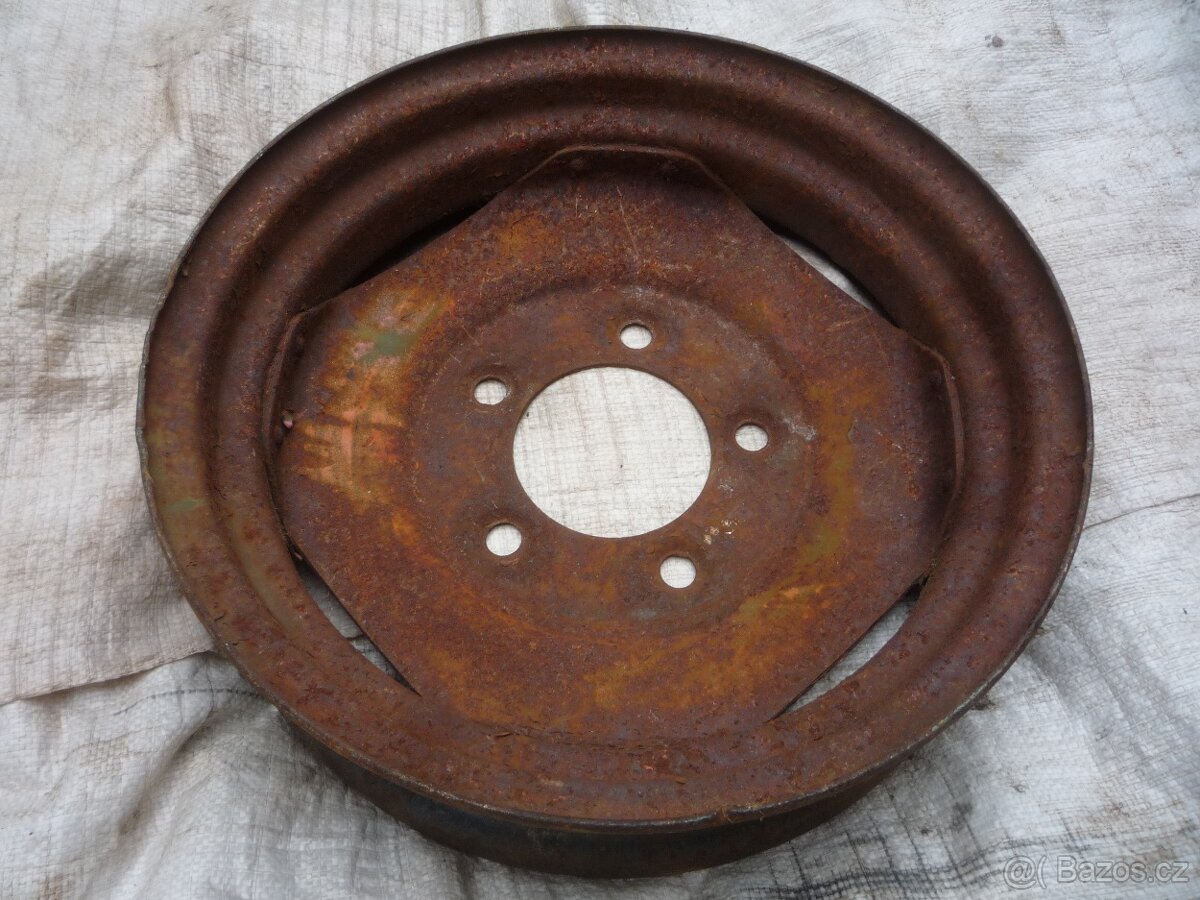 prodám ojeté pláště kol na traktor Zetor 30, nádrž, závěsnou - 7