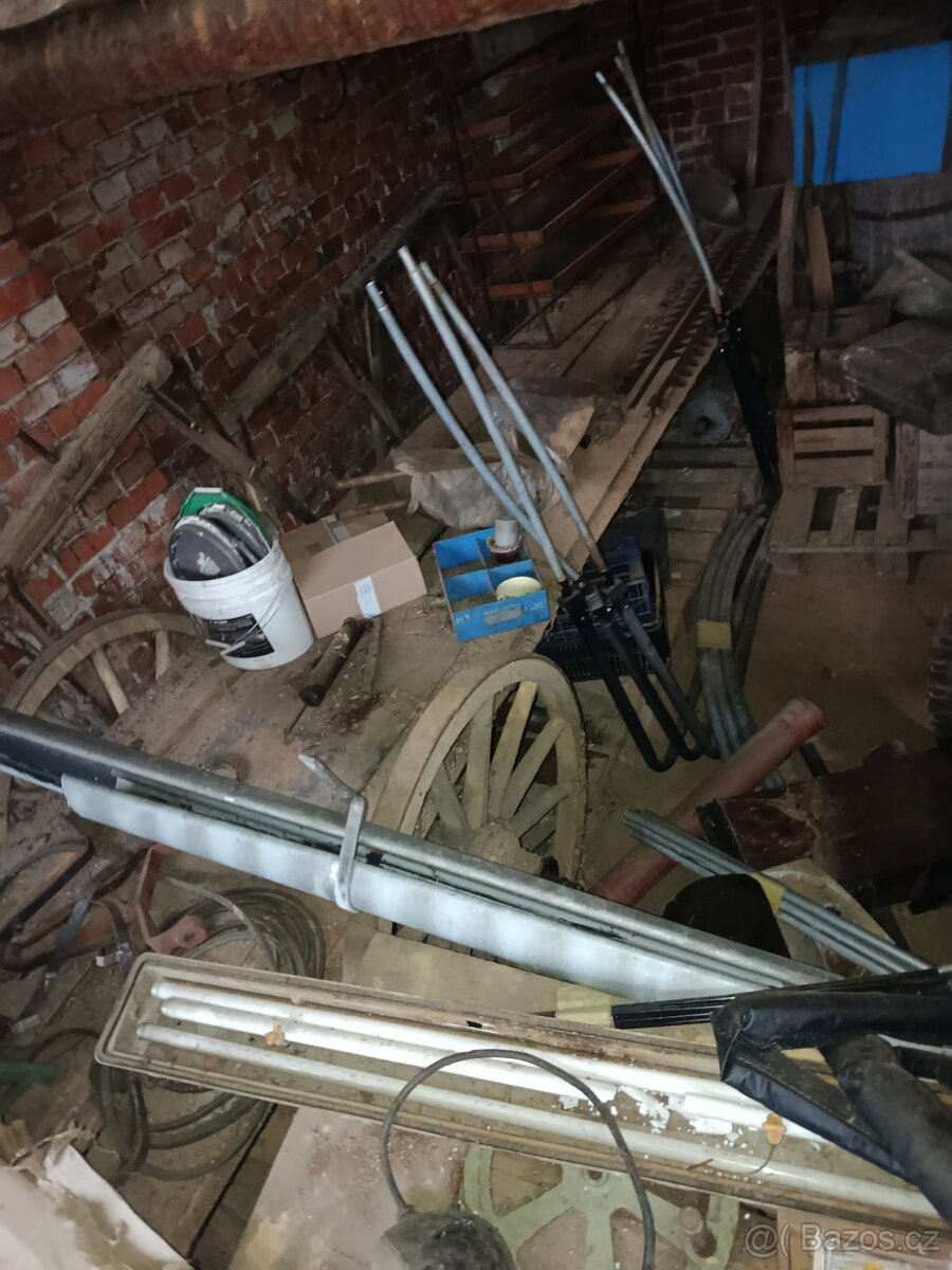 Staré rádio gramofon a zemědělské naradi - 7