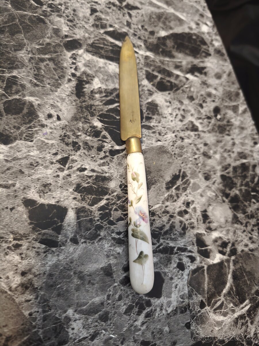 Starý kafe mlýnek,svícen, žehlička,nožík. - 7