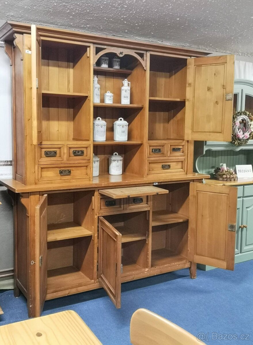 Masivní venkovská skříň. - 7