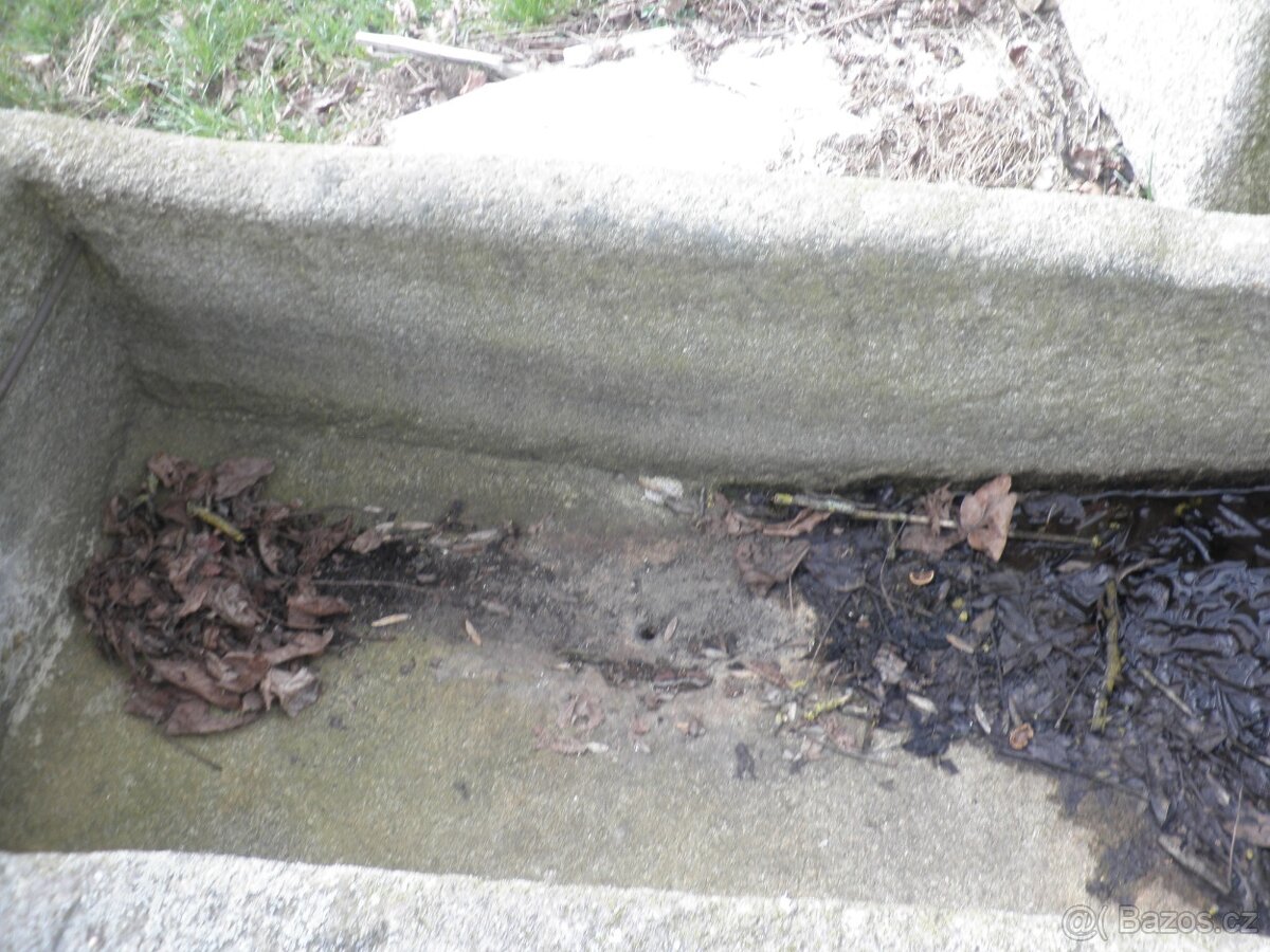 Velká stará kamenná žulová stírka kaménka napaječka koryto k - 7