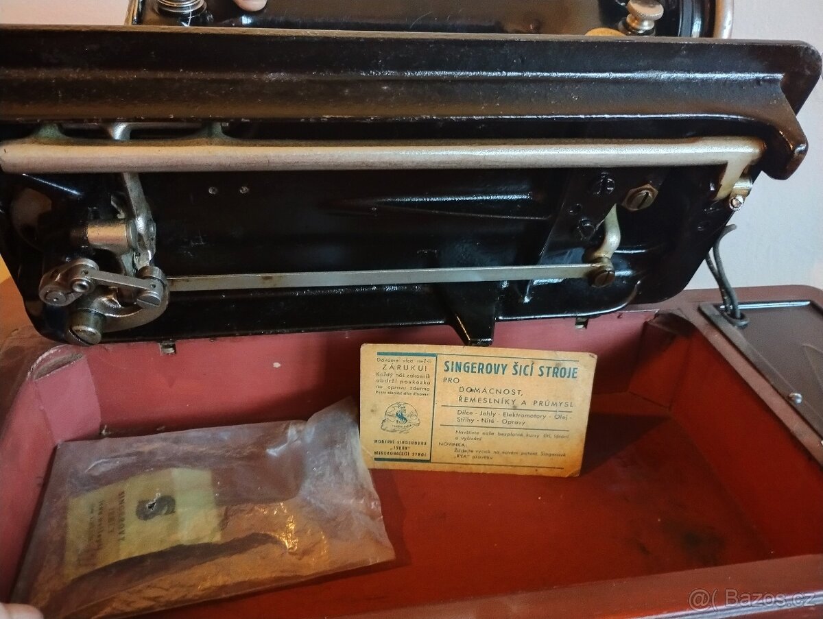 historický eletrický šicí stroj - 7
